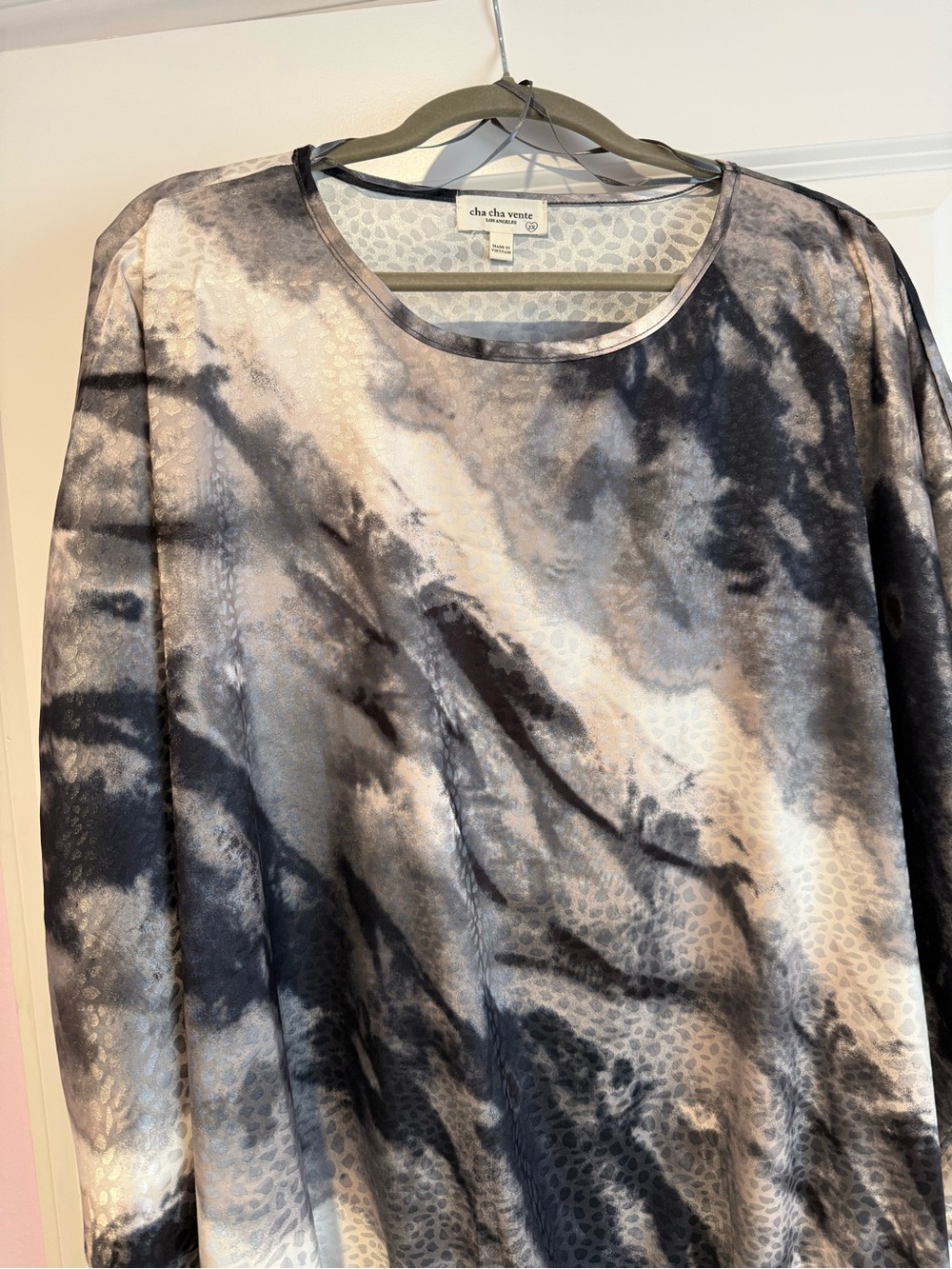 cha cha vente Black & Cream Long-Sleeve Tie-Dye Scoop Neck Top